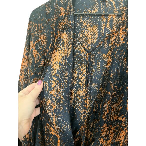 CAbi Womens Border Wrap Long Sleeve Snake Skin Pattern Blue Blouse Size Small - Picture 3 of 6